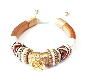 สร้อยข้อมือสไตล์อิบิซา สีน้ำตาลพร้อมดอกไม้สีทอง (1 ชิ้น)