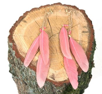 ต่างหูสไตล์อิบิซาประดับขนนก สีชมพูหม่น (1 ชิ้น)