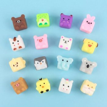 ของเล่นบีบมือสควีชชี่ สัตว์ทรงลูกบาศก์ สำหรับจับฉลาก - ในกล่องโชว์ (96 ชิ้น)