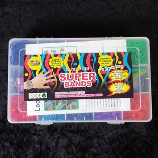 หนังยางถักเลเซอร์ / Loom Bands 2,600 ชิ้น ในกล่องขนาดใหญ่ (ชุด 6 ชิ้น)